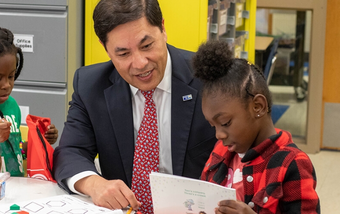 Pete Najera, United Way President and CEO, reads with a student.