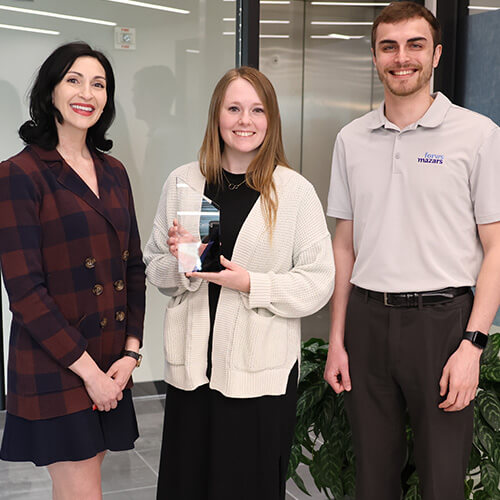 Jessie Gorges-Sawhill, United Way Director of Impact, presents a campaign award to a corporate partner.